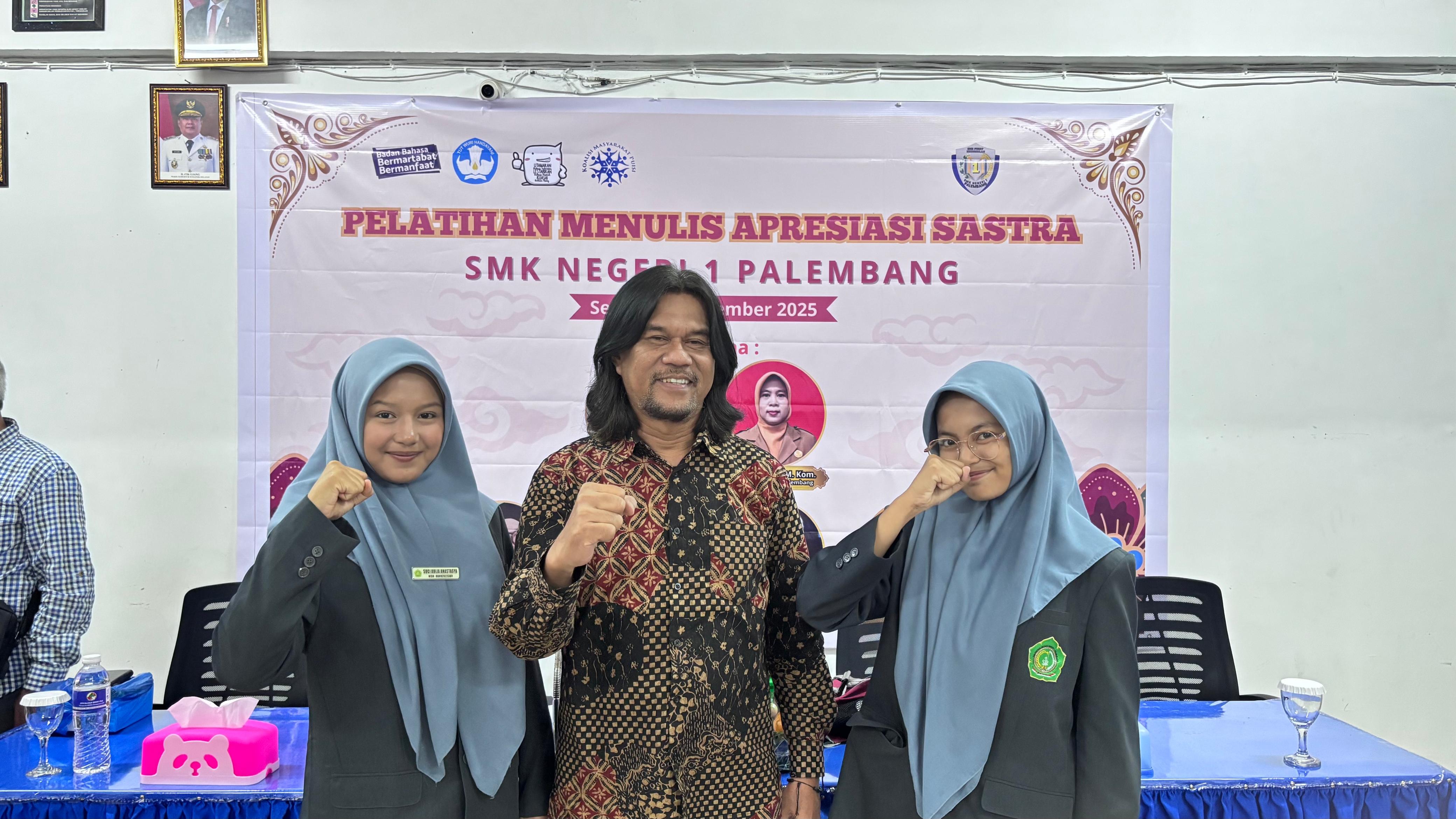 Perluas Wawasan, Siswi MAN 1 Palembang Menempa Bakat Puisi di SMK Negeri 6 Palembang