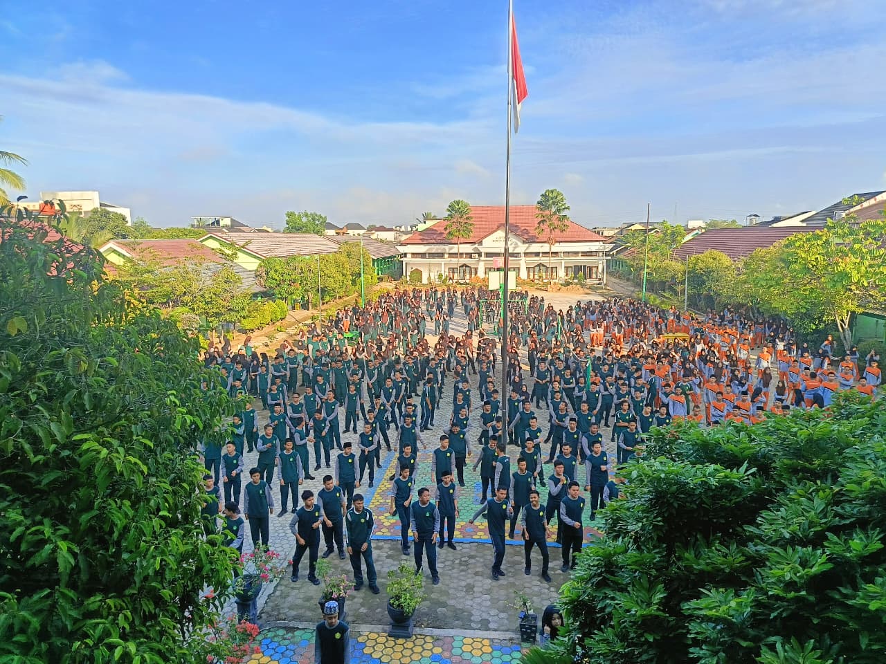 Senam rutin yang dilaksanakan di lapangan MAN 1 Palembang