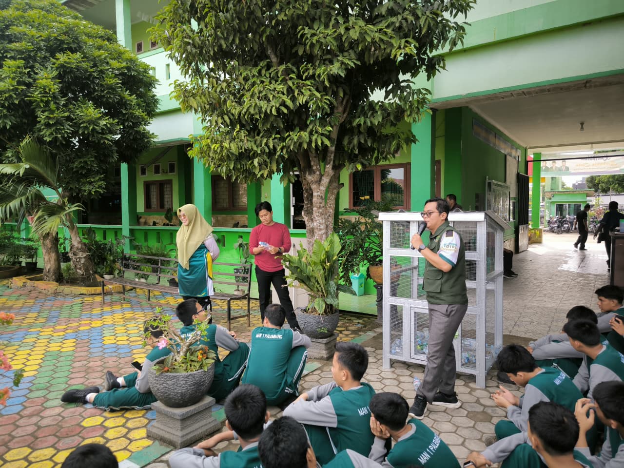 Dari Sampah Jadi Manfaat, MAN 1 Palembang Ajak Siswa Pilah dan Kumpulkan Botol Plastik