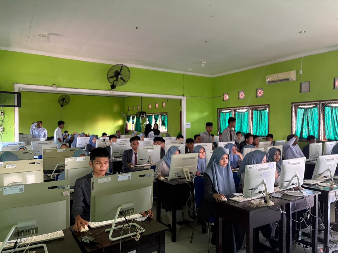 Pemantapan Akhir! Siswa/i Kelas XII MAN 1 Palembang Laksanakan Gladi Bersih TKA di Labkom