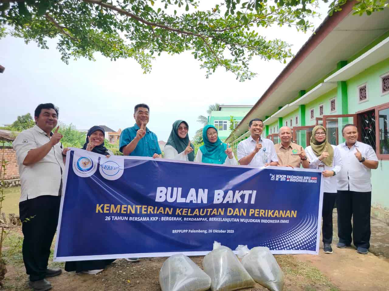 Selenggarakan Program Bulan Bakti, Kementrian Kelautan dan Perikanan Sebar Bibit Ikan
