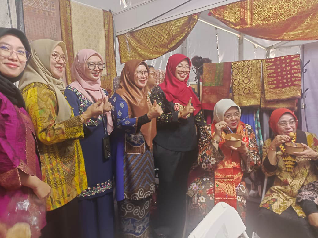 Stand MAN 1 Palembang Jadi Sorotan, Ibu Menteri Cicipi Pempek & Tekwan Khas Wong Kito!
