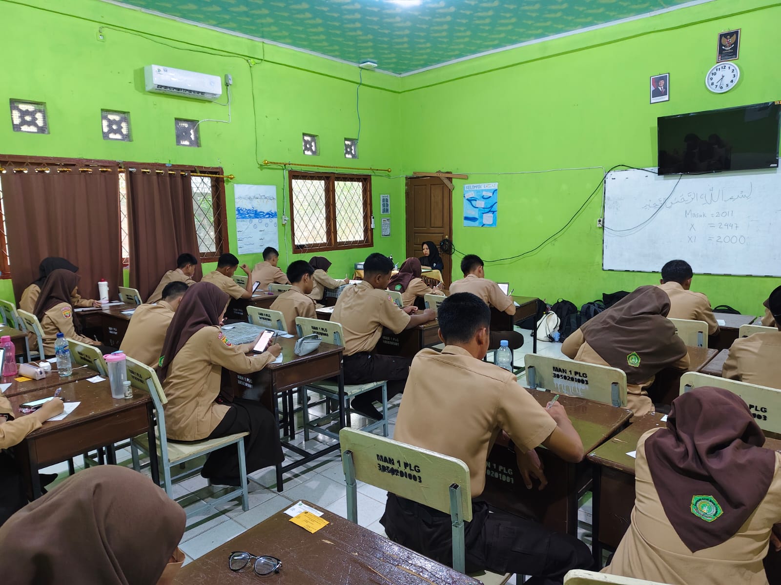 Siswa/Siswi MAN 1 Palembang Jalani Ujian Semester dengan Penuh Kesungguhan