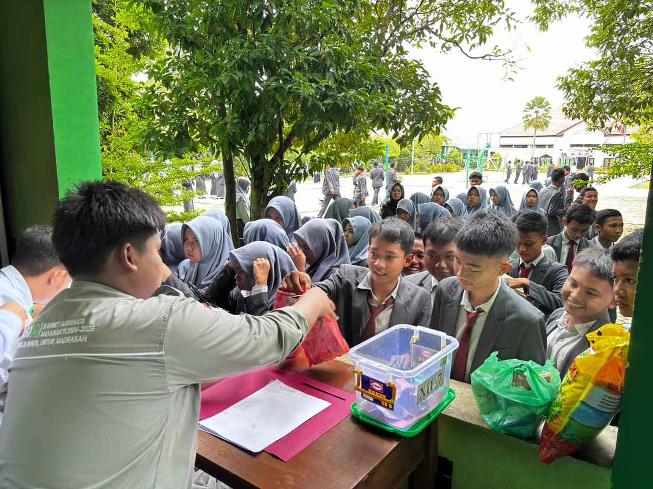 Peduli Sesama, MAN 1 Palembang Beri Bantuan kepada Korban Banjir di Sumatera