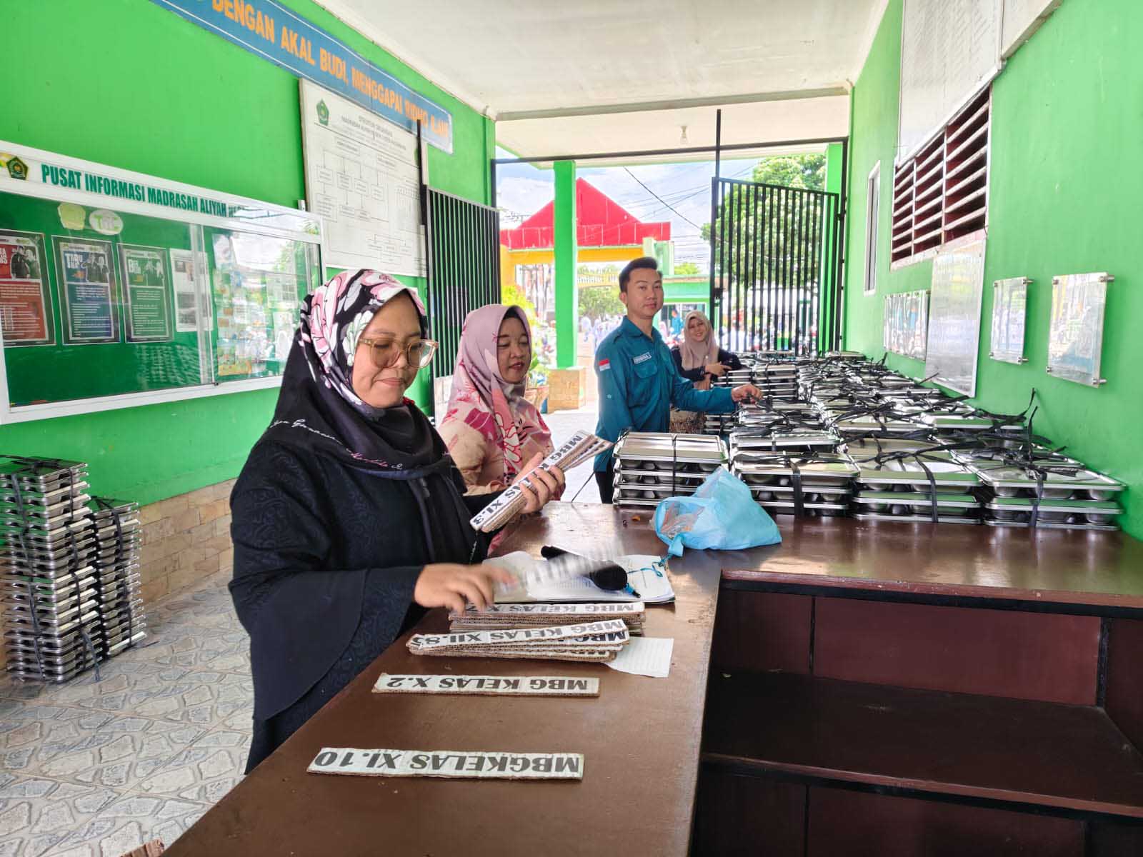 Staf MANSAPA Sigap dalam Melaksanakan Program MBG untuk Siswa