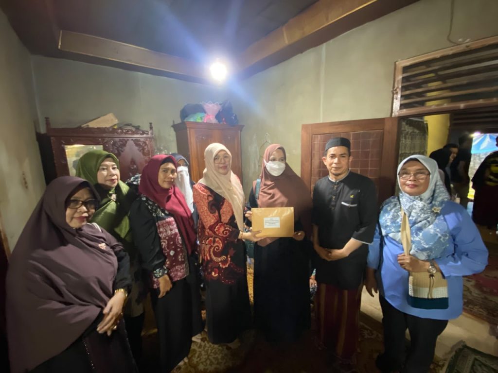 Pererat Silaturahmi dan Kepedulian, Kepala Madrasah dan Keluarga Besar MAN 1 Palembang Takziah ke Rumah Duka Ayahanda Beni Iskandar
