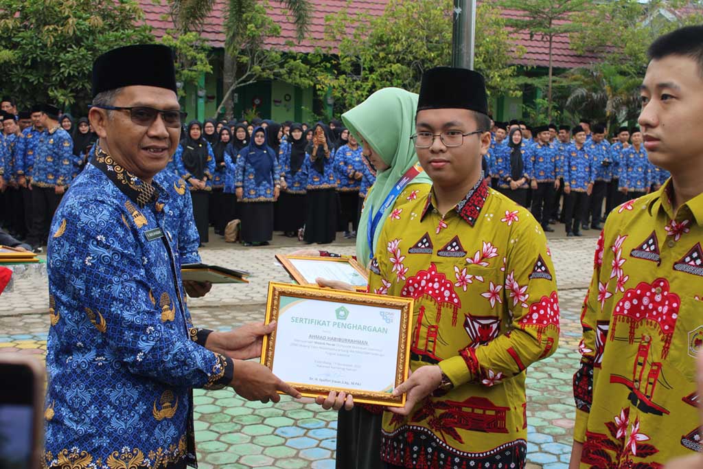 Medali Perak Nasional! Ahmad Habiburrahman Terima Penghargaan Langsung dari Kakankemenag Kota Palembang