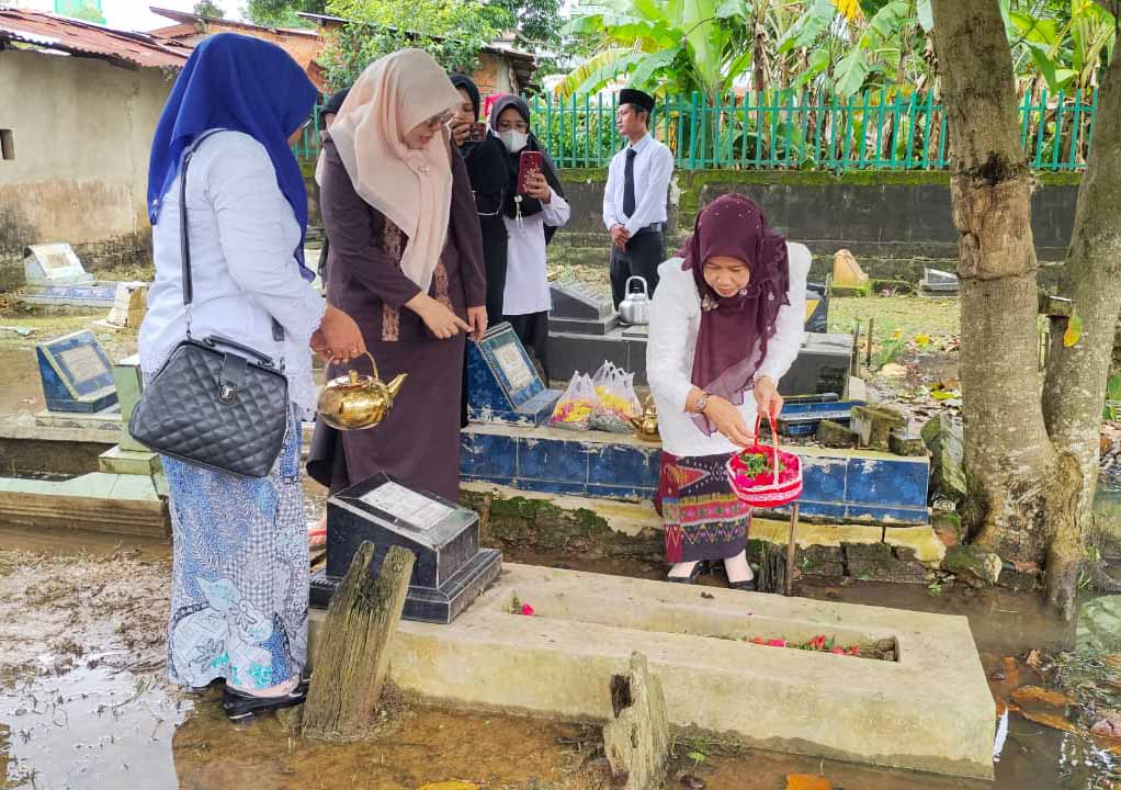 Ziarah Makam Tokoh Agama, MAN 1 Palembang Peringati HAB Kemenag ke-80