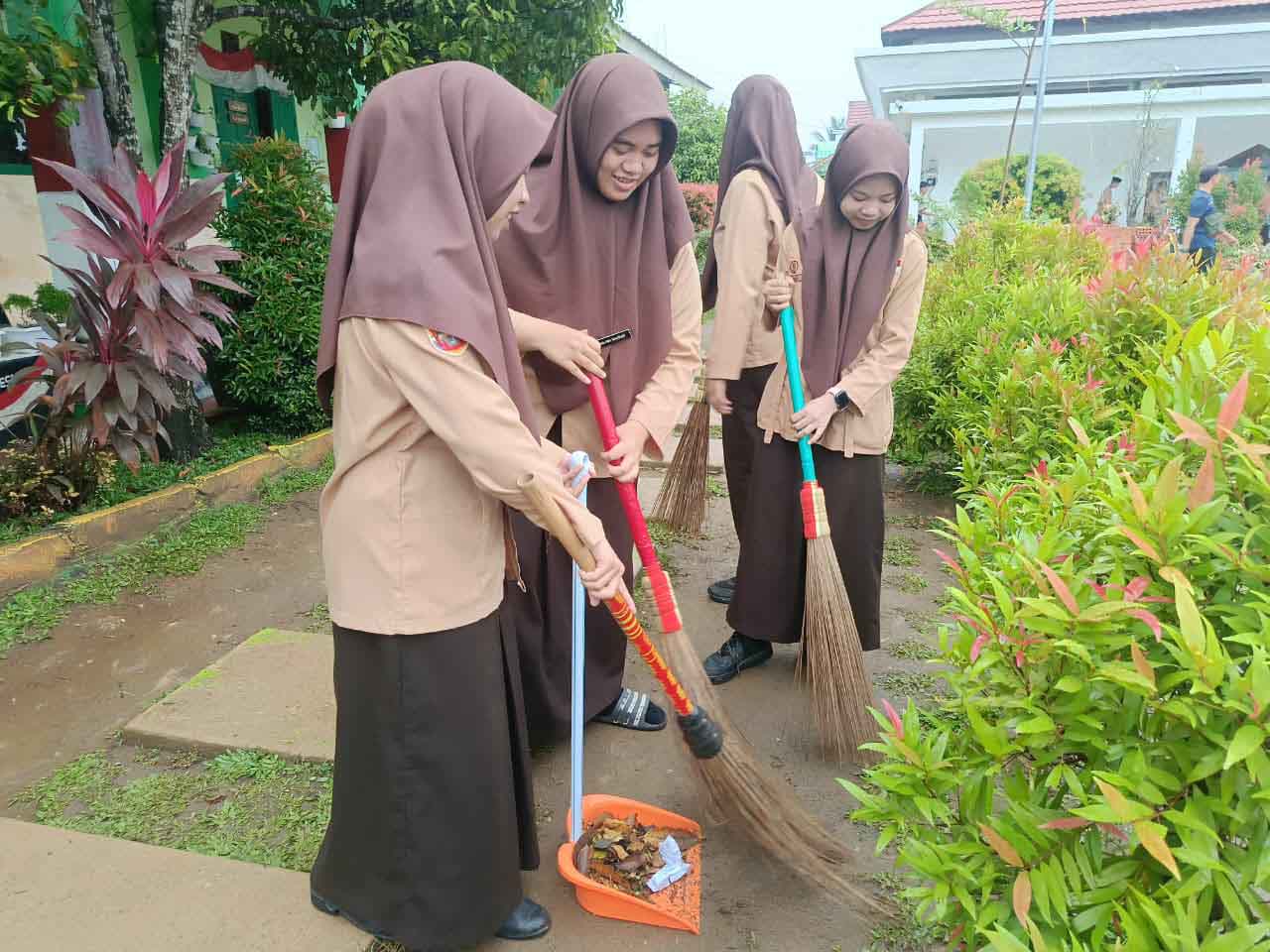 MAN 1 Palembang Gelar Kader Kebersihan melalui Program Adiwiyata