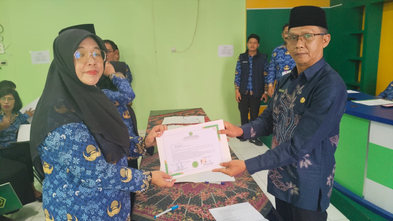Komitmen Wujudkan Lingkungan Pendidikan Berintegritas, Kepala MAN 1 Palembang Teken Pakta Integritas